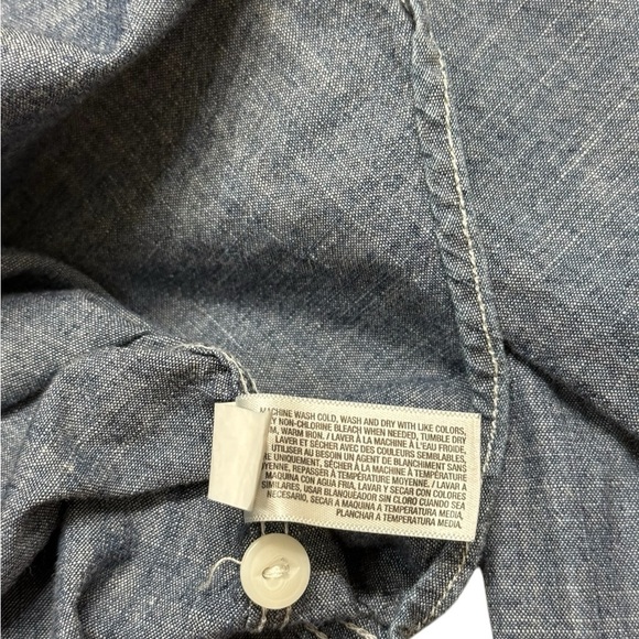 Old Navy Denim Men’s Shirt Size M Dark Chambray long Sleeve Casual Slim Fit - Picture 4 of 4